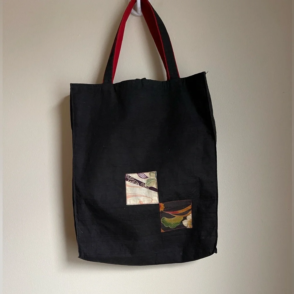 Vintage Cotton patchwork tote bag with a red lining and a toggle closure